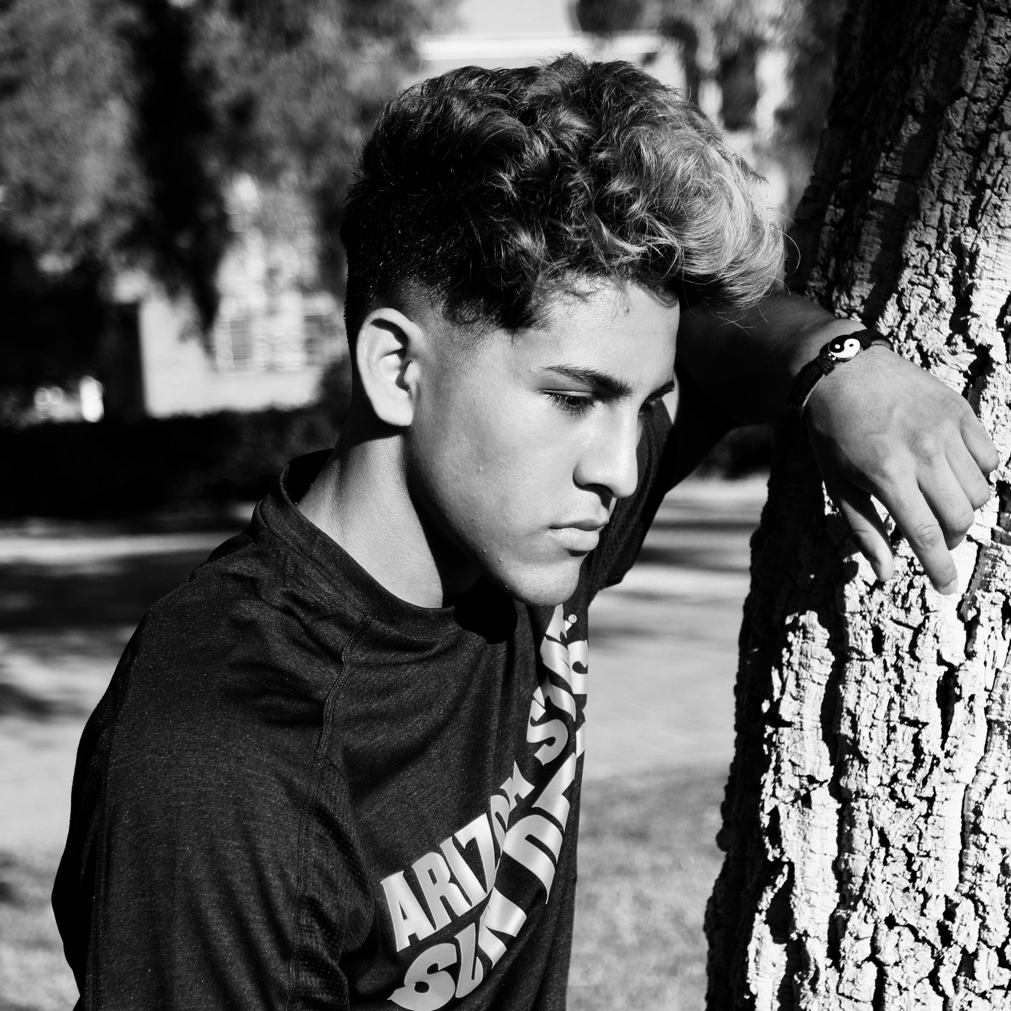 Chico joven con rasgos latinos