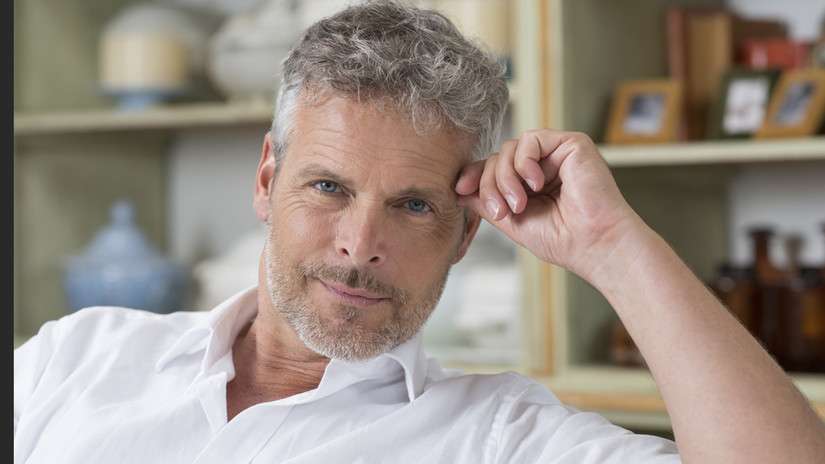 Hombre elegante, maduro, canoso de entre 40 y 50 años para videoclip